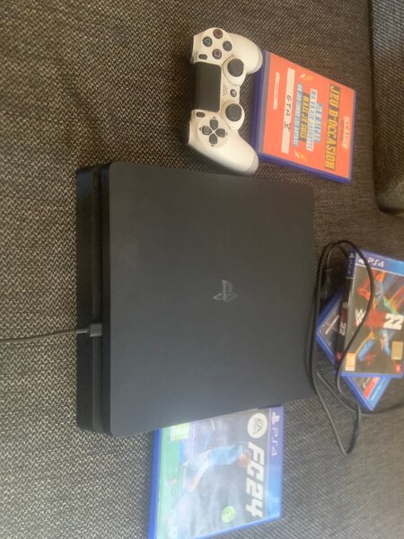 Console PS4 avec CD