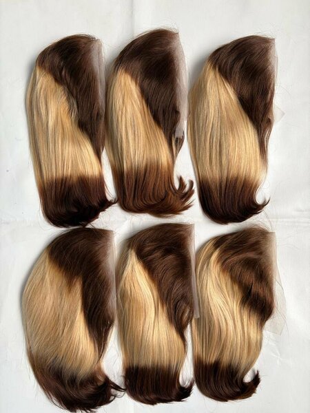 Perruque en dentelle colorée