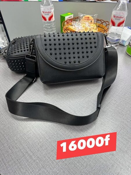 Sac bandoulière clouté chic