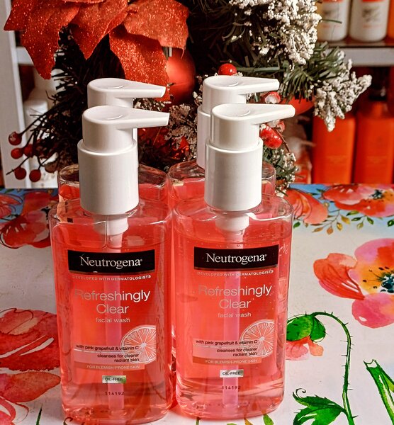 NEUTROGENA REFRESHINGLY CLEAR FACIAL WASH