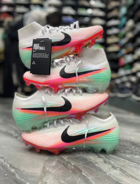 Chaussures de foot Nike colorées