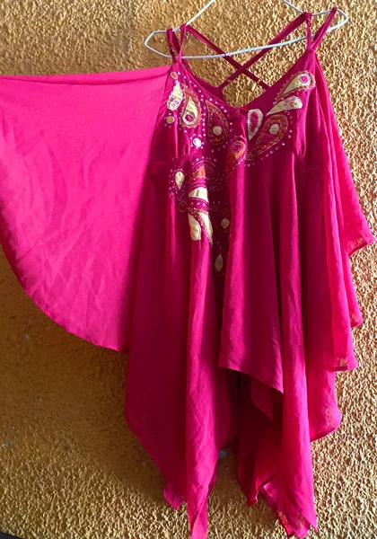 Robe rose élégante avec broderie