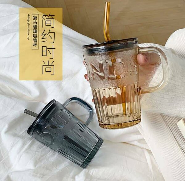 Tasse en verre avec paille