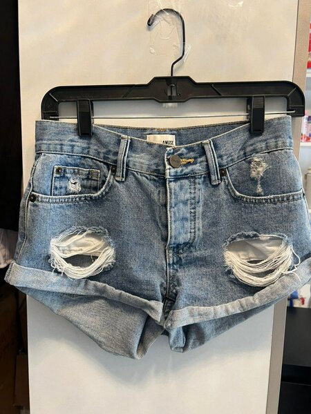 Shorts en jean déchiré tendance