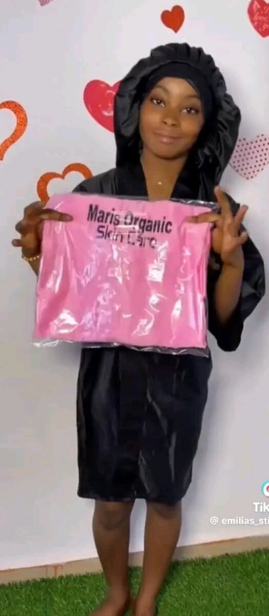 Peignoir et bonnet en satin