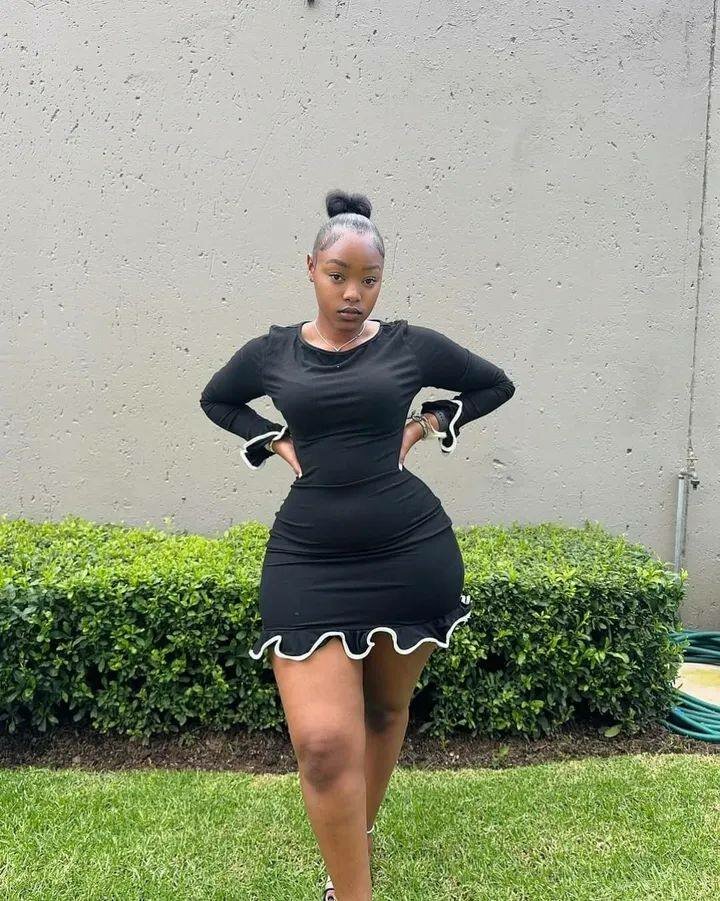 Robe Noire Élégante à Volants