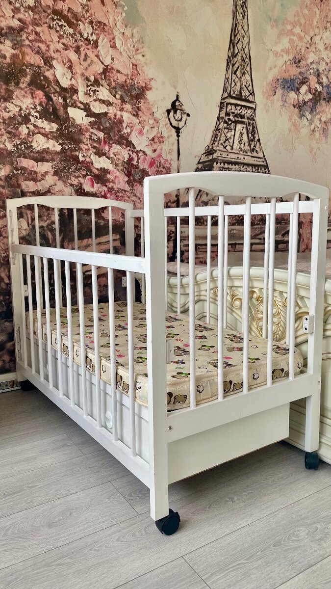 Кроватка детская для новорожденных с маятником ящиком белая