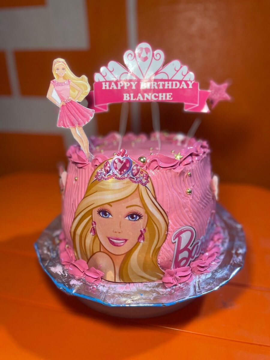 Gâteau d'anniversaire Barbie rose