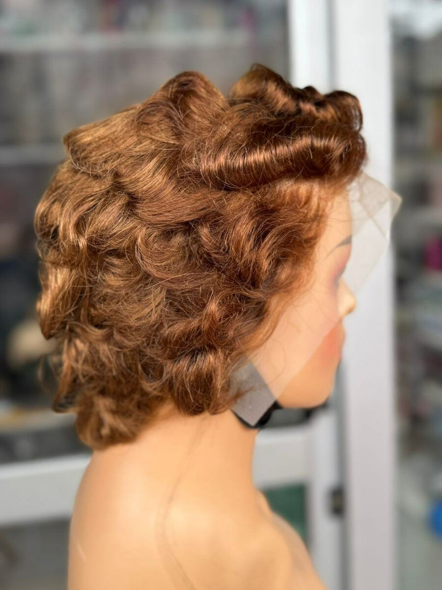 Perruque en dentelle bouclée rousse