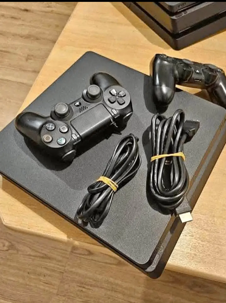 Console PS4 avec manettes