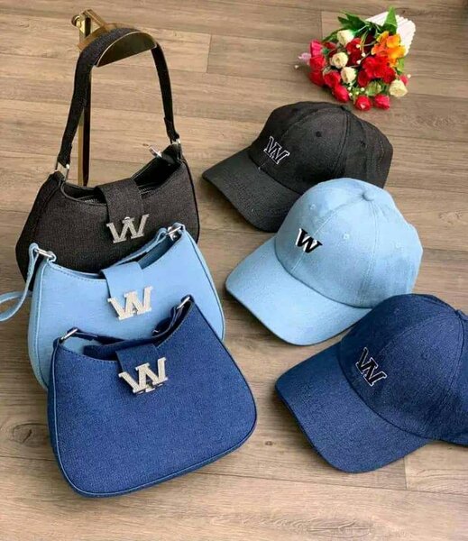 Casquettes et sacs style denim