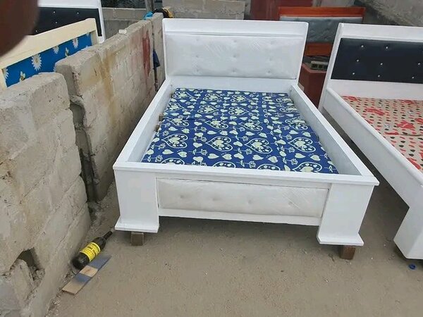 Lit simple blanc moderne