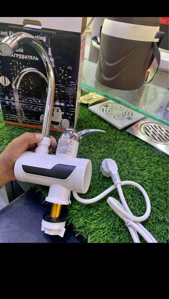 Instant electric hot water tap geyser