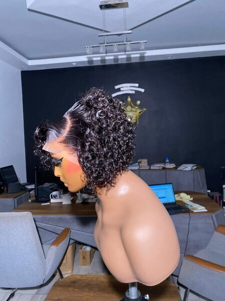 Perruque courte bouclée élégante