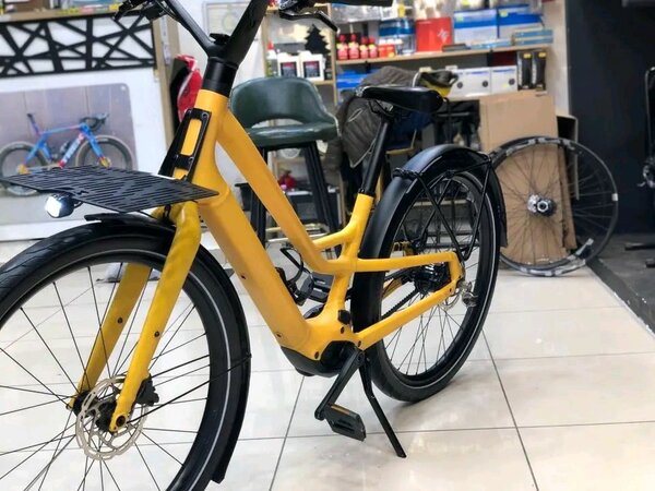 Vélo électrique urbain jaune