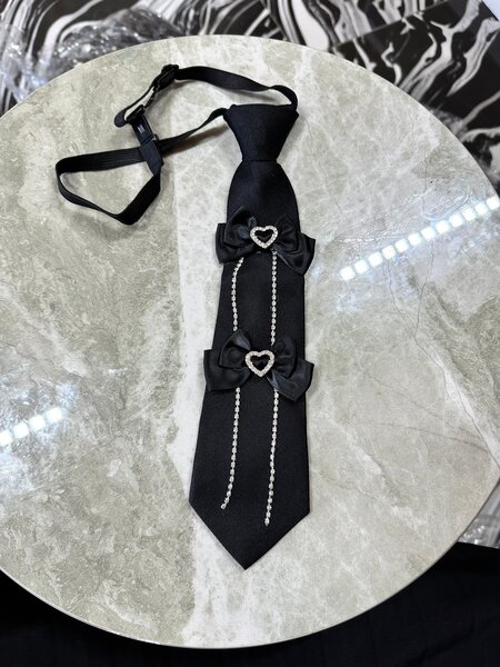 Cravate élégante avec strass