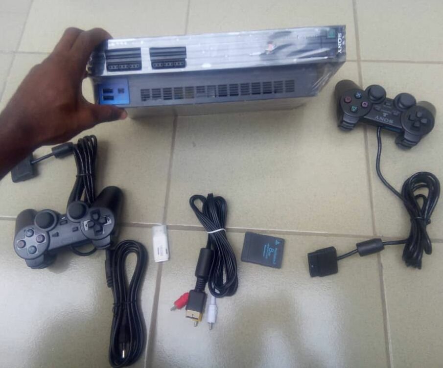PS2 craqué avec 20 jeux et 2 manettes