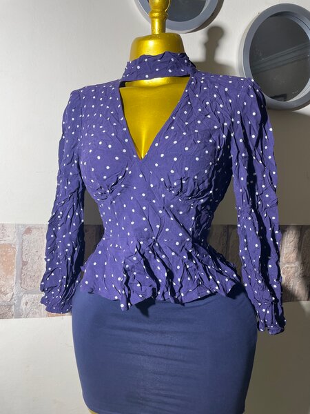 Blouse à pois dos nu chic