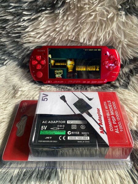 PSP de couleur rouge avec 60