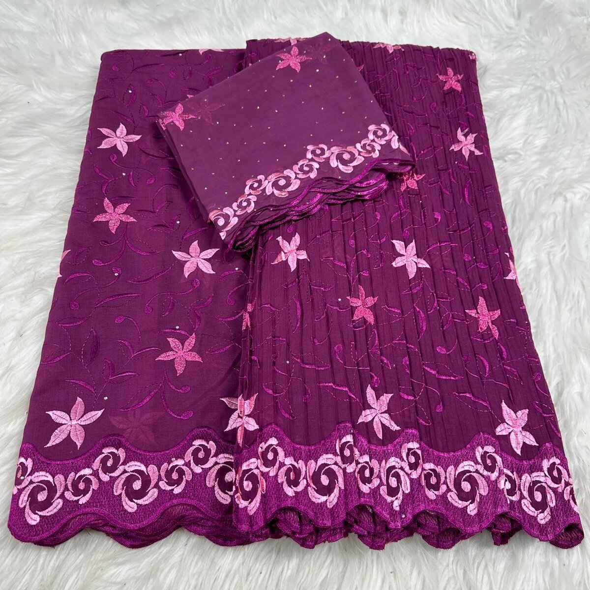 Tissu brodé floral coloré