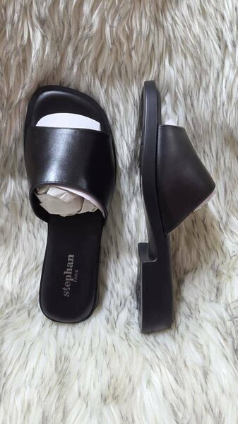 Mules en cuir doré et noir tendance