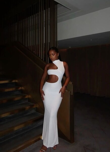 Robe longue élégante découpée