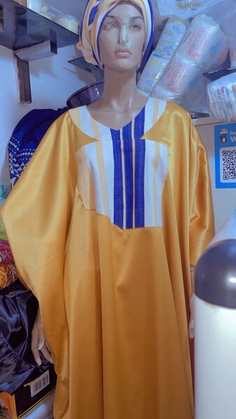 Robe satinée Avec une touche africaine