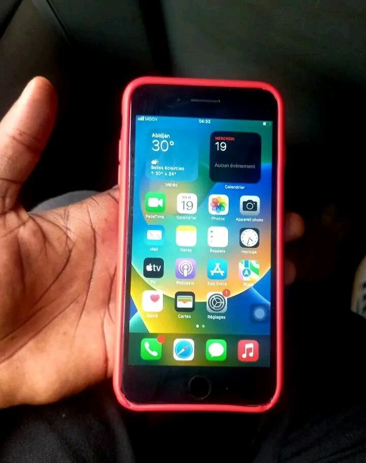 iPhone 8plus avec coque rouge