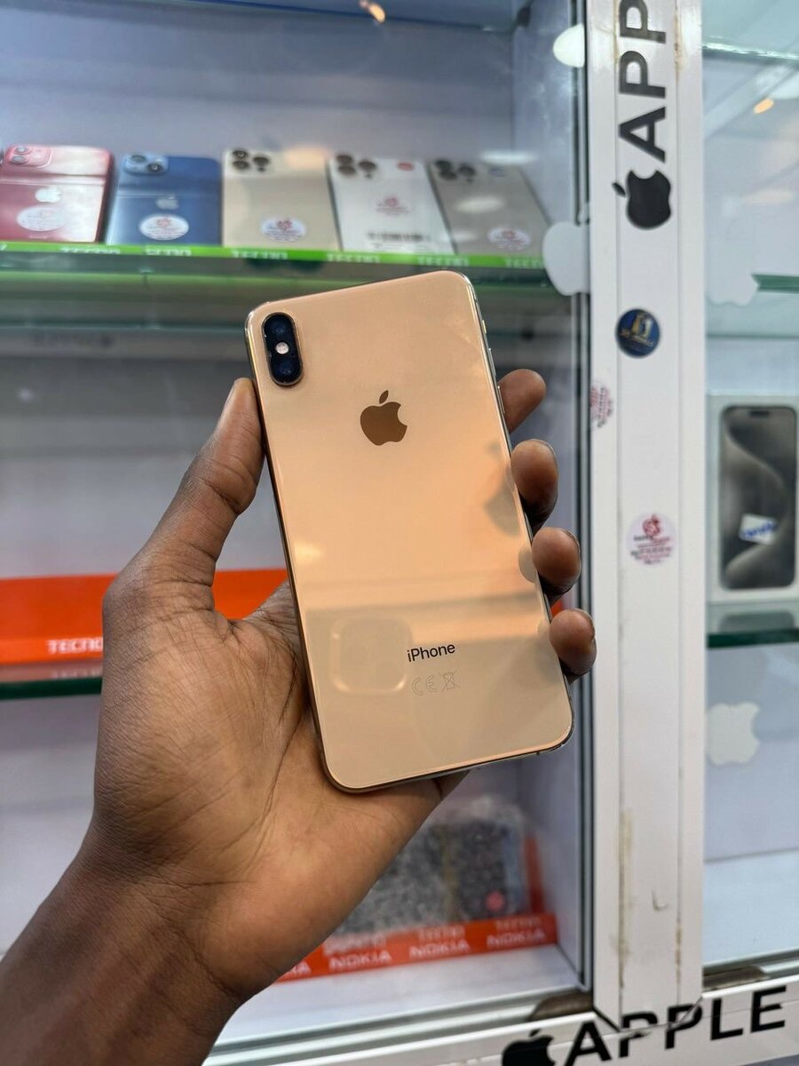 iPhone Xs Max 64go quasi neuf juste selfie ne passe pas.