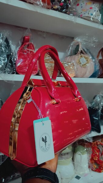 Sac à main en cuir verni élégant