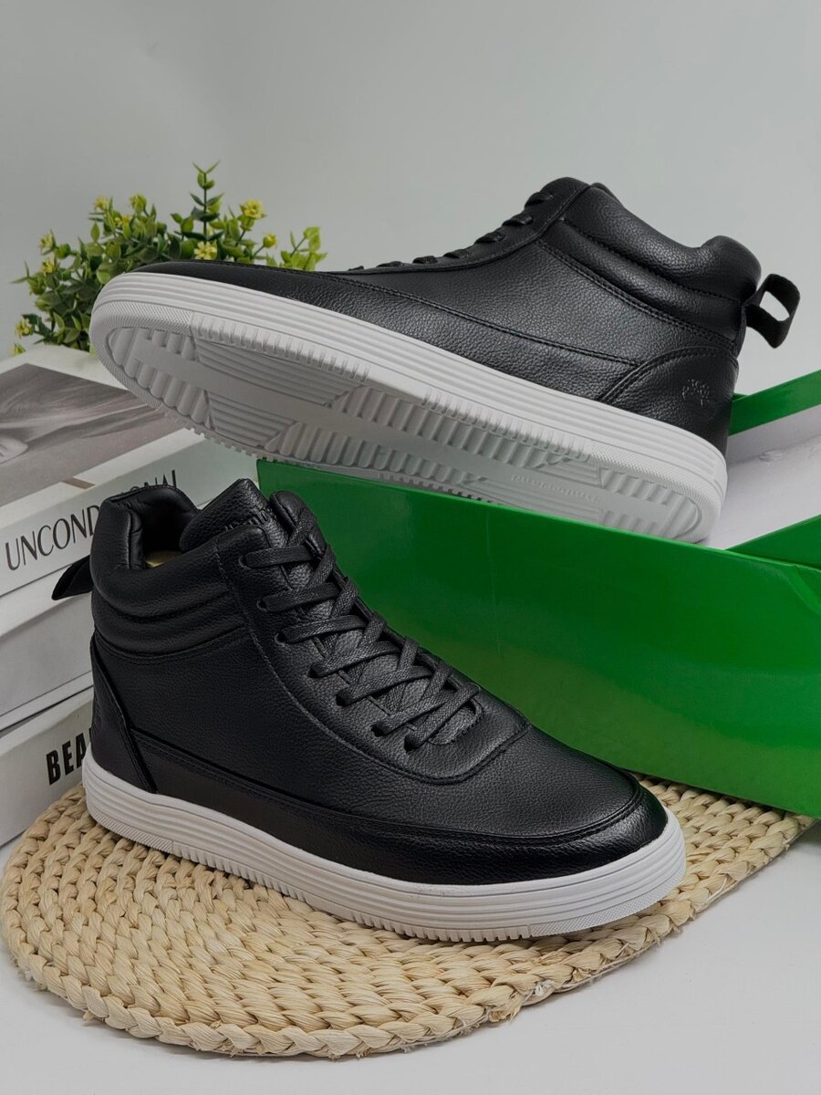 TIMBERLAND BLACK AND WHITE