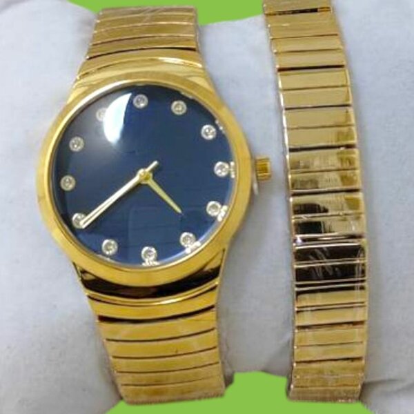 Montre élégante dorée