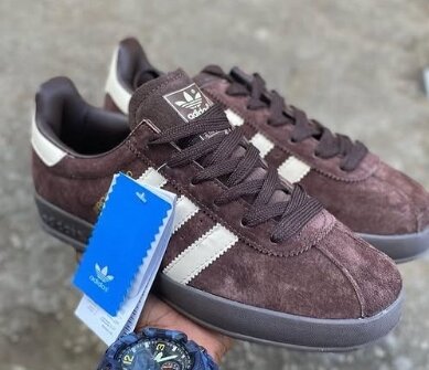 Adidas sneakers brown