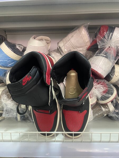 Baskets montantes noires et rouges