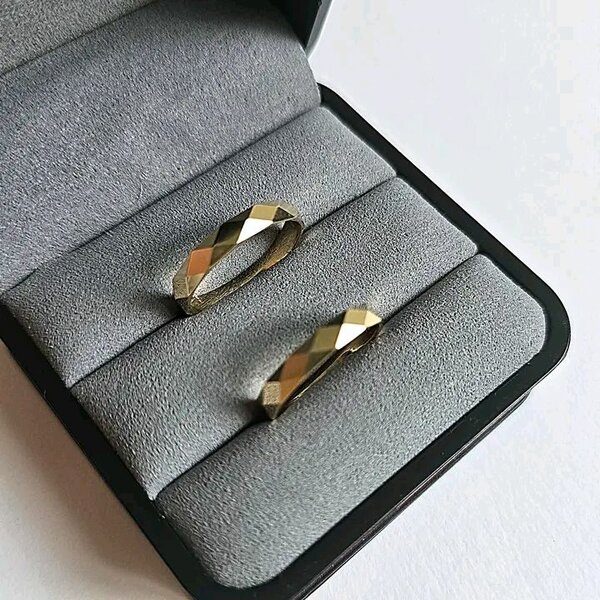 Alliances en or facetté