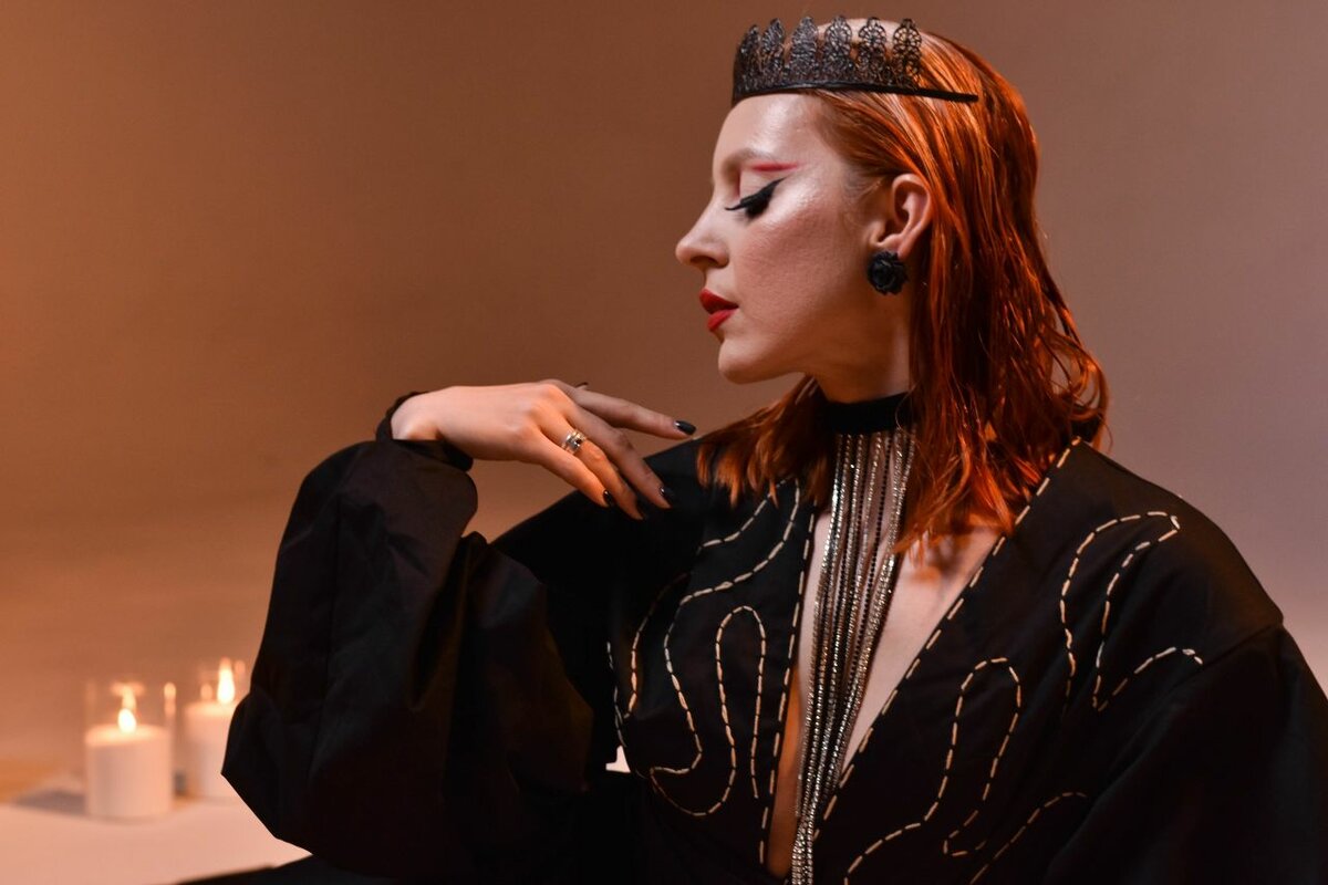 Чекер с длинными стразовыми цепочками.