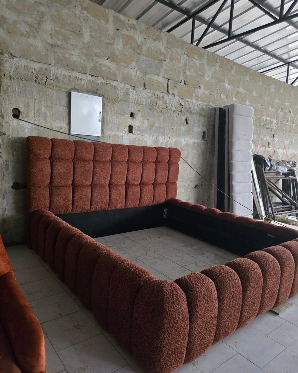 Lit double rembourré élégant