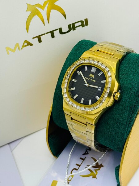 Montre MATTURI Dorée Élegante