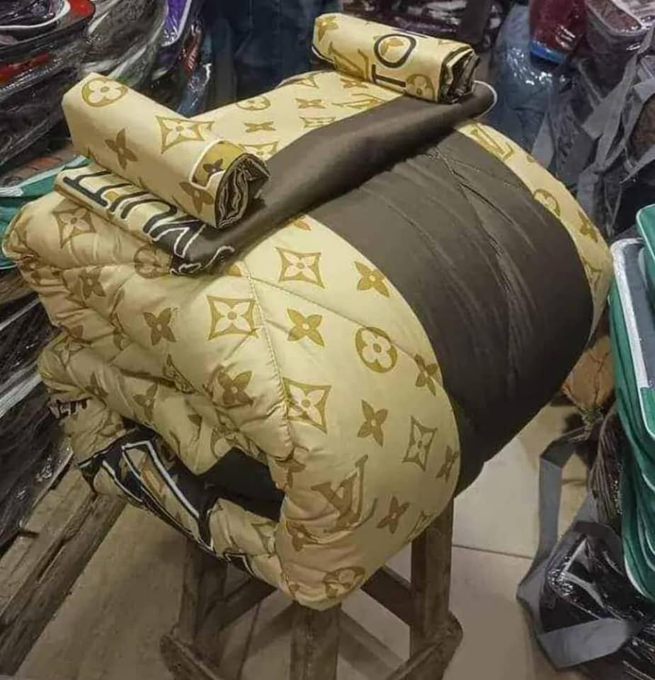 1 Duvet ,2 pillow cases and 1 flat sheet with print