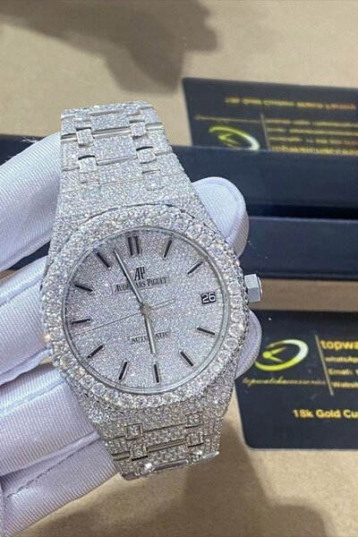 Montre de luxe incrustée