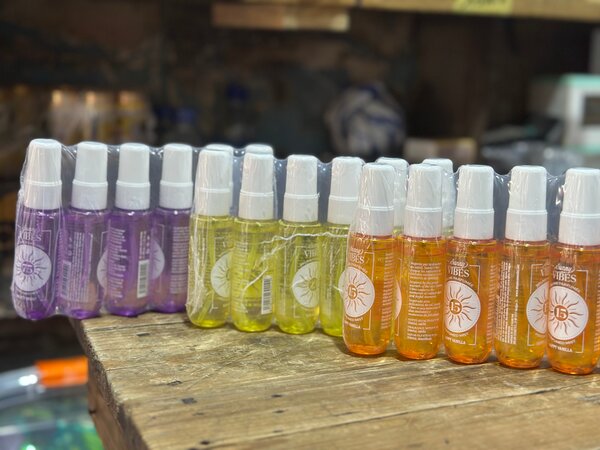 Spray désinfectant coloré