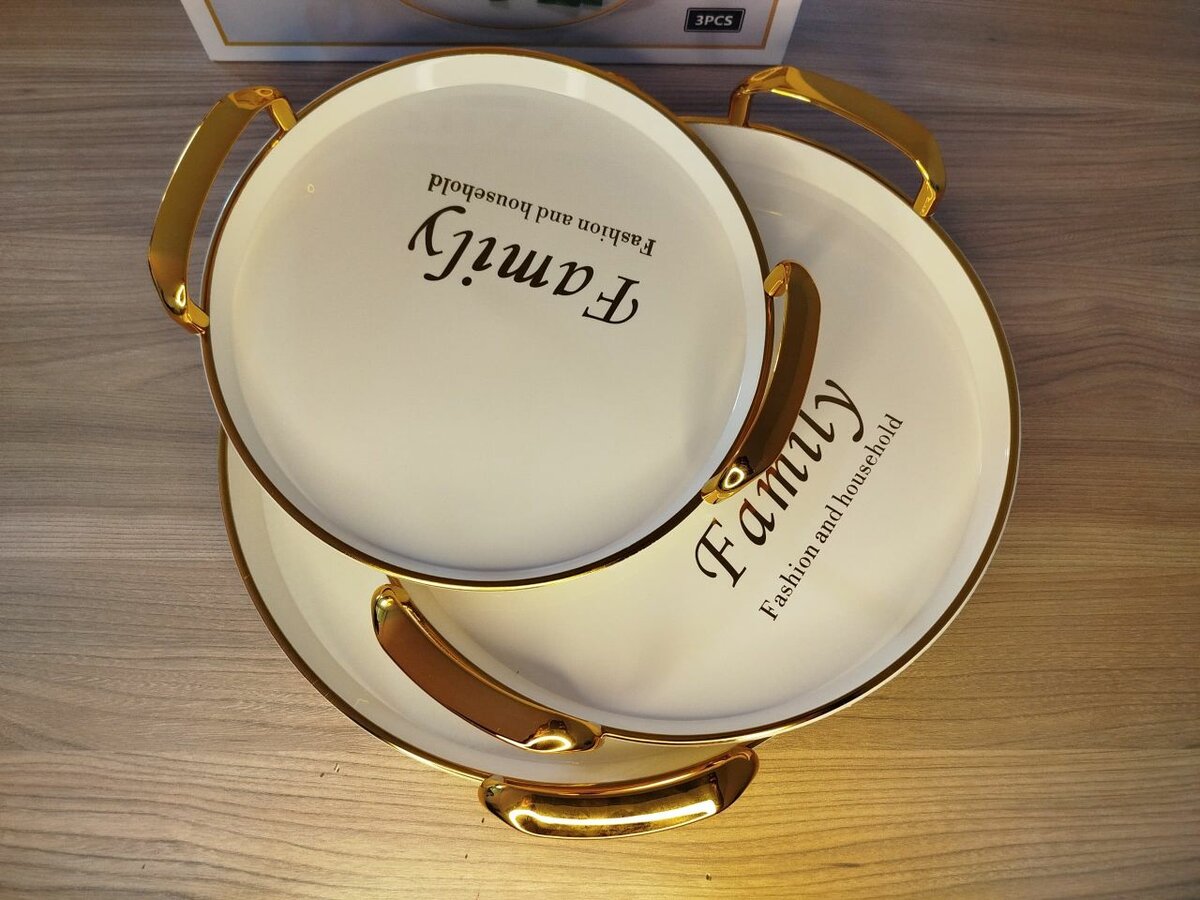 Plateaux de service dorés