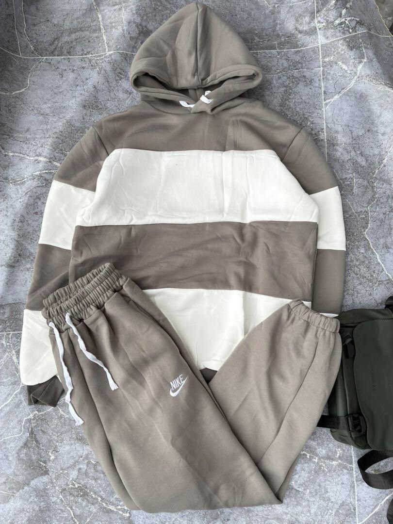 Ensemble de survêtement moderne