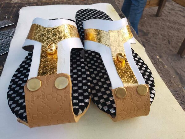 Sandales africaines dorées