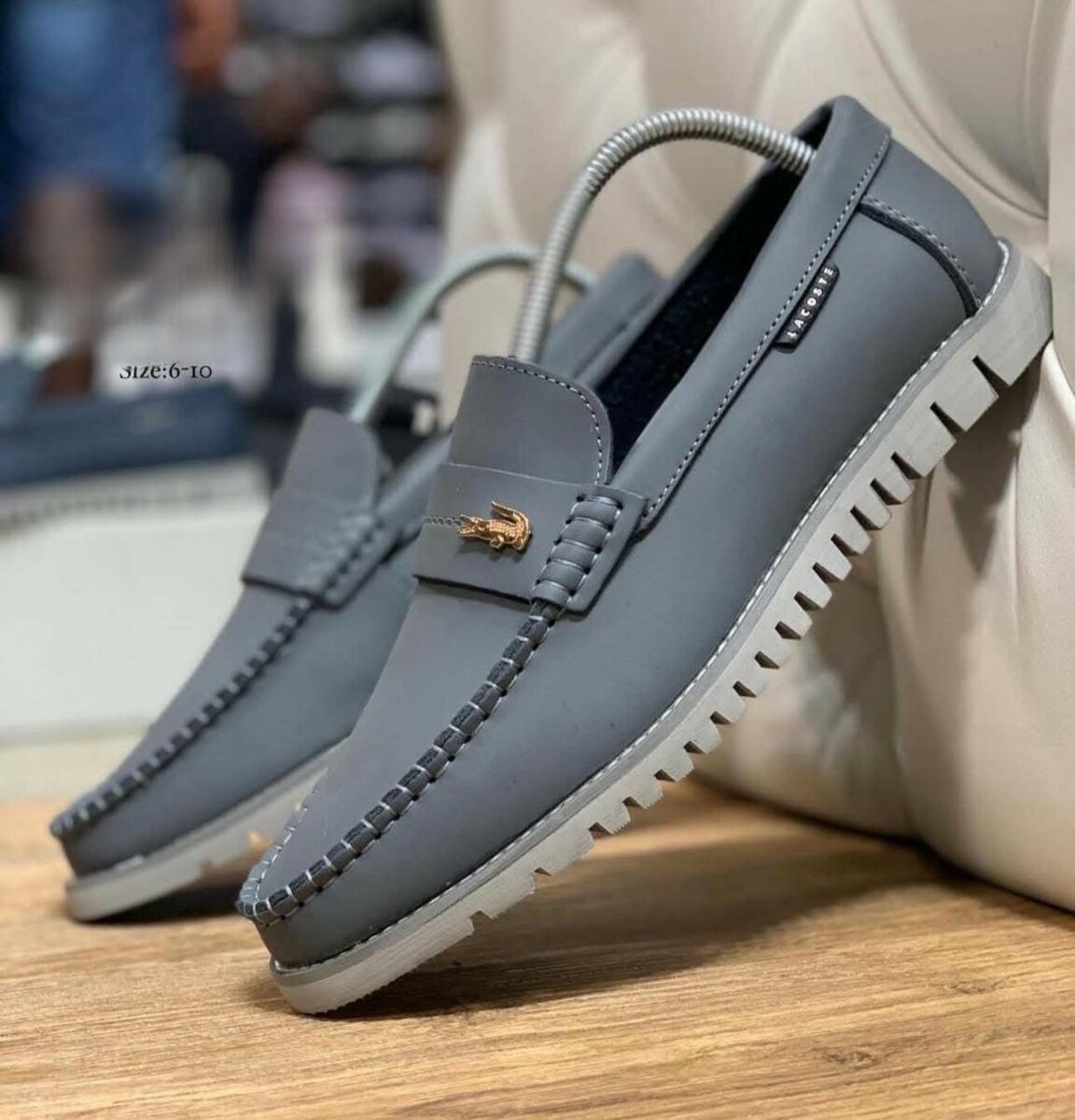 Mocassins de Lacoste en gris