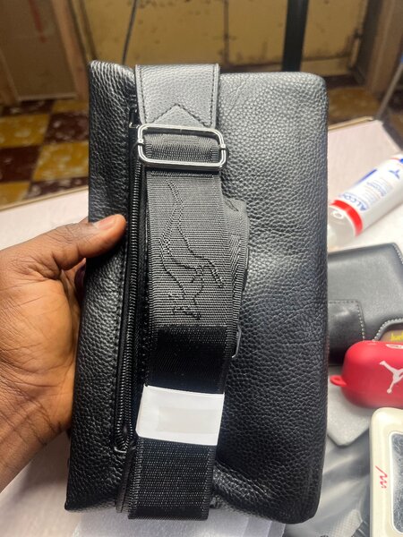 Pochette 100% cuir pour homme.