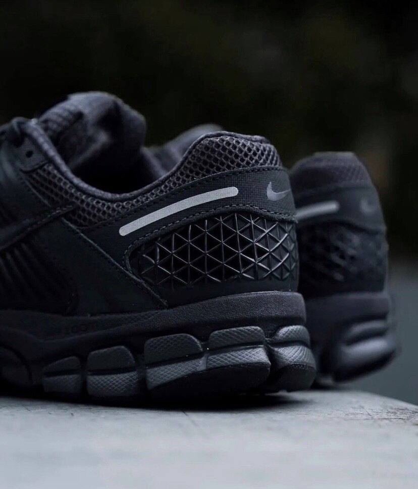 NIKE AIR ZOOM VOMERO 5 BLACK