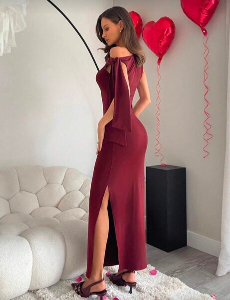 Robe longue en satin bordeaux