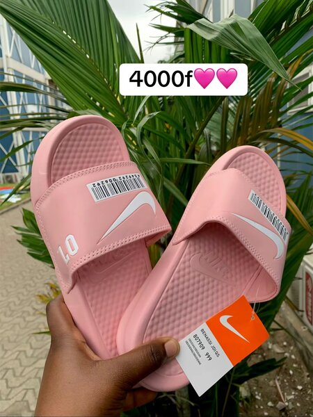 Claquettes Nike colorées unisexes