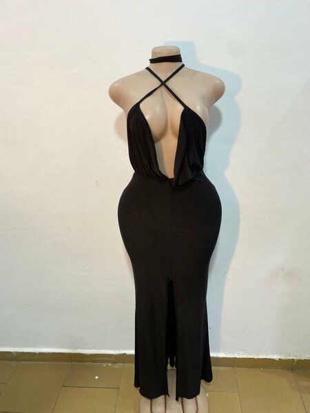 Robe noire décolletée chic